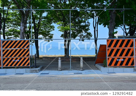 琵琶湖煙火大會期間,透過路障縫隙看到的琵琶湖 琵琶湖煙火大會期間,透過路障縫隙看到的琵琶湖 129291482