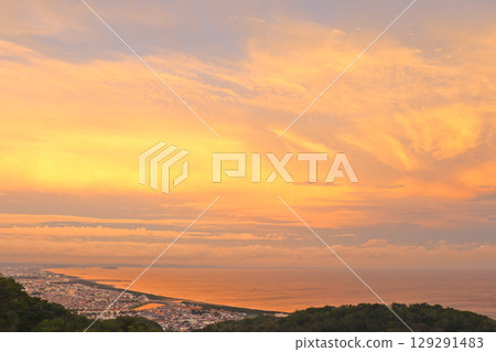 遠處可見9號颱風，湘南海被夕陽染紅 129291483