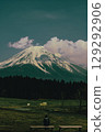 I look at Mount Fuji 129292906