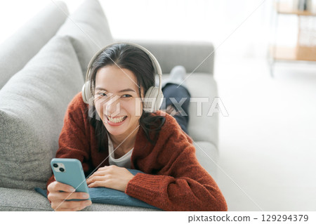 聽到與耳機的音樂的一個少婦 129294379