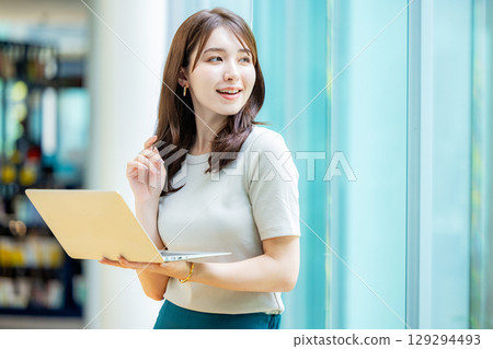 Young business woman 129294493