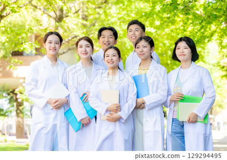 醫學院學生身穿白大褂 129294495