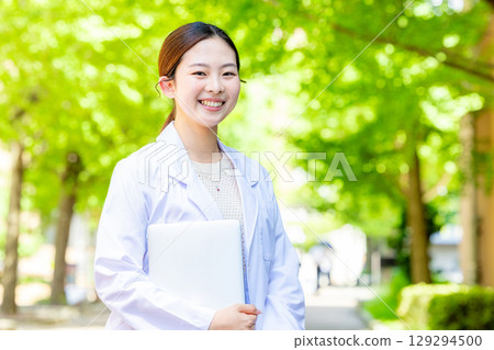 穿白大褂的女學生 129294500