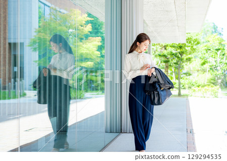 business woman commuting business woman commuting 129294535