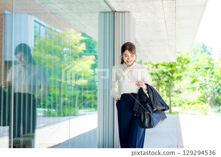 通勤的商界女強人 129294536