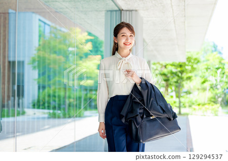 通勤的商界女強人 129294537