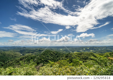 Summer hiking scenery on Mount Keisoku 129295818