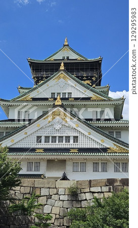 This is Osaka castle  129295983