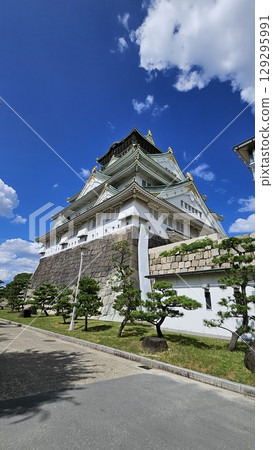 This is Osaka castle  129295991