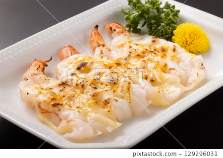 Grilled Red Shrimp with Cheese 129296031