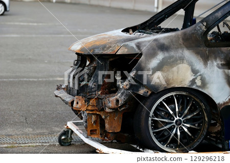 The scorched front of a car 129296218
