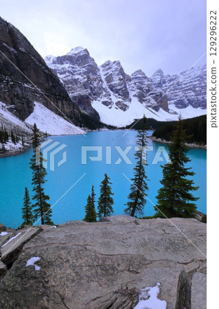 Spectacular view of Moraine Lake in Banff National Park, Canada 129296222