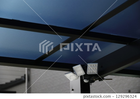 安裝在車棚屋頂上的安全感應燈 129296324