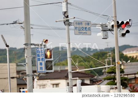 紅燈亮起時聲音行人交通號誌的視圖 129296580
