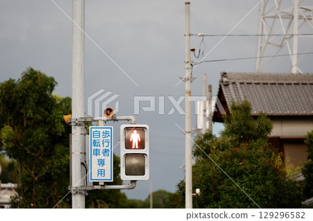 A view of an acoustic pedestrian traffic light with the red light on 129296582