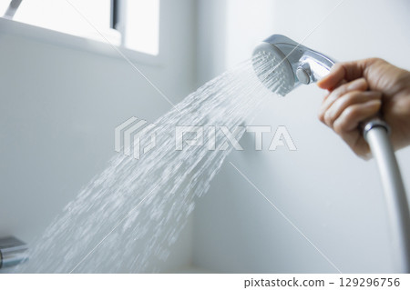 女人的手拿著淋浴噴頭 129296756
