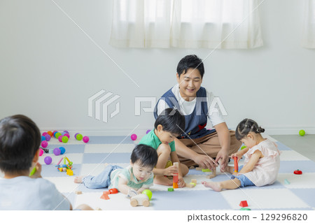 孩子們在室內玩 孩子們在室內玩 129296820