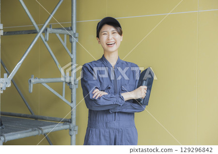 在建築工地工作的年輕女工 在建築工地工作的年輕女工 129296842