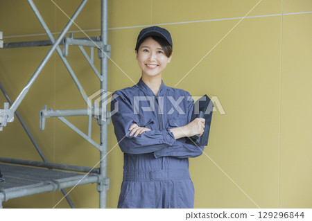 在建築工地工作的年輕女工 在建築工地工作的年輕女工 129296844