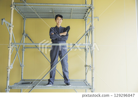 在建築工地工作的年輕女工 129296847