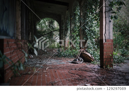 爬滿常春藤的廢墟和倒塌的椅子 爬滿常春藤的廢墟和倒塌的椅子 129297089