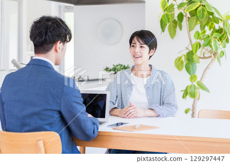 一位家庭主婦諮詢財務規劃師。 129297447