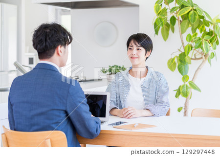 一位家庭主婦諮詢財務規劃師。 一位家庭主婦諮詢財務規劃師。 129297448