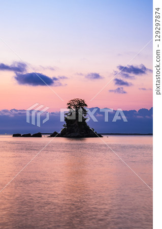 富山灣、雨晴海岸黎明前的夏日景色 129297874