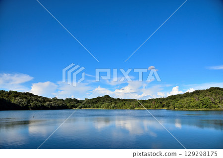 Aichi Prefecture: Midorigaike Pond, Obata Green Space, Nagoya City, Summer blue sky and white clouds 129298175