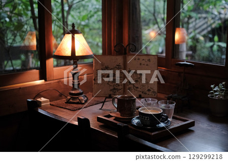 安靜的自然中的咖啡桌和咖啡杯 安靜的自然中的咖啡桌和咖啡杯 129299218