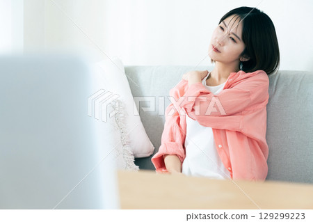 認為在客廳裡的年輕女子 129299223