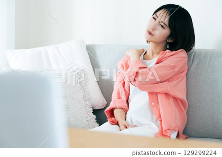 認為在客廳裡的年輕女子 129299224