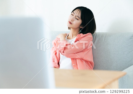 認為在客廳裡的年輕女子 129299225