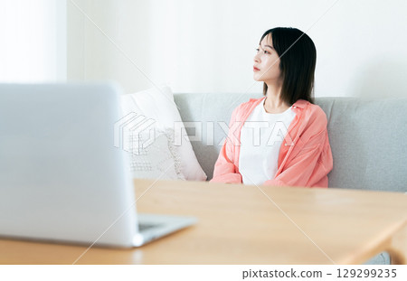 認為在客廳裡的年輕女子 129299235