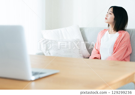 認為在客廳裡的年輕女子 129299236