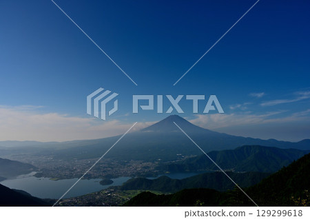 從禦坂山新堂峠富士山雙台地的第一層平台眺望富士山。複製空間 129299618