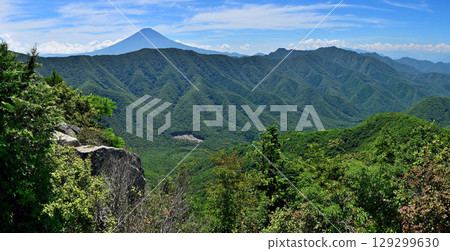 夏季從禦坂山脈的釋迦嶽山頂可以一覽富士山和禦坂山脈的全景 夏季從禦坂山脈的釋迦嶽山頂可以一覽富士山和禦坂山脈的全景 129299630