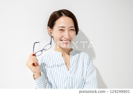 Woman with glasses 129299801