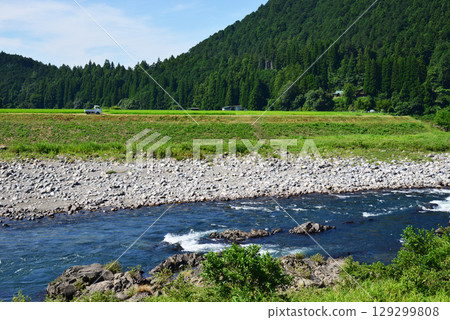 盛夏清澈的長良川和綠色的稻田 盛夏清澈的長良川和綠色的稻田 129299808