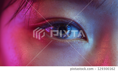 The moment when a woman's vivid blue eyes are reflected in the spring sunlight 129300162