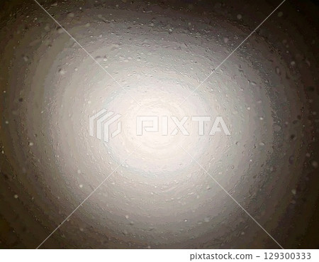 夜間駕駛的摘要和迎面而來的汽車前燈的燈光 129300333