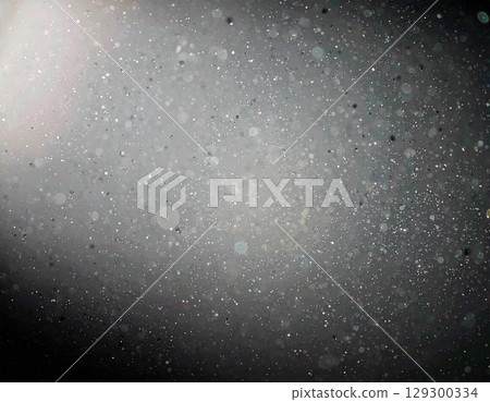 夜間駕駛的摘要和迎面而來的汽車前燈的燈光 129300334