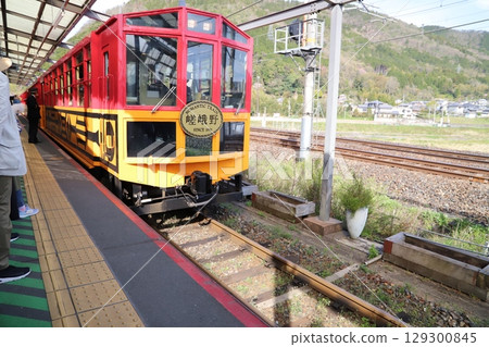 嵯峨野觀光列車與月台 129300845