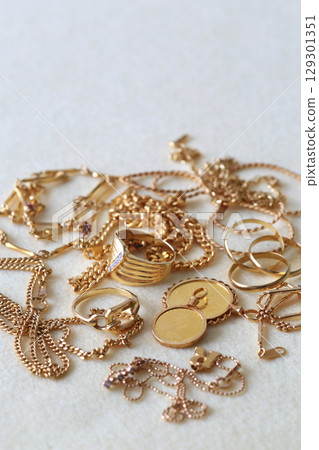 Purchase and trade-in of second-hand precious metals and gold 129301351