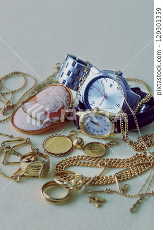 Purchase and trade-in of second-hand precious metals and gold 129301359