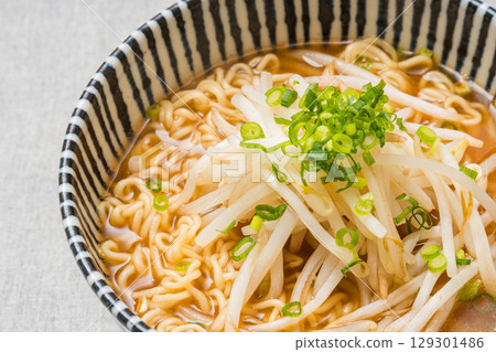 速食味噌拉麵，上面放有大量豆芽和蔥花 129301486