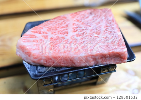 迷你鐵板上烤製的頂級西冷牛排 129301532