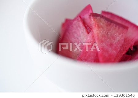 新鮮紅蘿蔔 – 鮮豔的深紅色（特殊的紅色）漸變 129301546