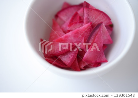 Fresh Benikuru Daikon Radish – A vibrant crimson (special red) gradation Fresh Benikuru Daikon Radish – A vibrant crimson (special red) gradation 129301548