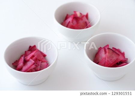 Fresh Benikuru Daikon Radish – A vibrant crimson (special red) gradation 129301551